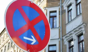 Absolutes Halteverbot: Achtung, hier droht das Abschleppen! Ein Schild warnt vor dem Parken.