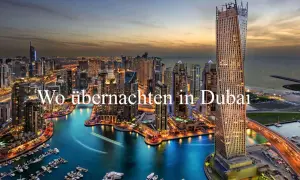 Glitzernde Skyline von Dubai bei Nacht, mit beleuchteten Wolkenkratzern und einem Yachthafen. Perfekt für einen Dubai Zwischenstopp.