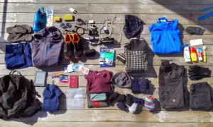 Packliste Norwegen: Kleidung, Schuhe, Technik, Reiseunterlagen und Hygieneartikel für das Abenteuer.