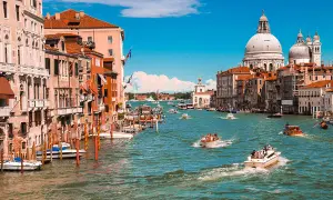 Venedig, ein Traumziel für jeden Kurztrip in Europa. Boote gleiten über das türkisfarbene Wasser, vorbei an prächtigen Palästen und der imposanten Basilika Santa Maria della Salute.