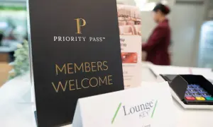 Priority Pass Schild "Members Welcome". Hier kann ein Priority Pass Gast mitgenommen werden. LoungeKey wird akzeptiert.