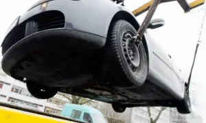 Ein Auto wird abgeschleppt. Die Abschleppkosten pro km können je nach Anbieter variieren.