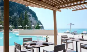Ein gedeckter Tisch am Pool mit Blick aufs Meer. Der alkyna lifestyle beach resort bietet pure Entspannung.