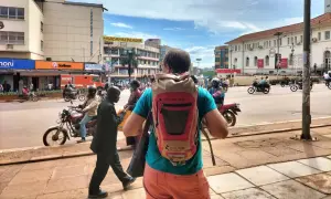 Bunte Rucksäcke und Motorräder in Uganda. Perfekt für die Packliste Uganda, wenn man die Stadt erkundet.
