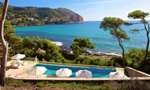 Traumhafter Poolblick auf das Meer bei Simoneta Mallorca. Sonnenschirme und Liegen laden zum Entspannen ein.