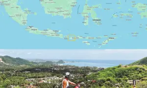 Mann auf Roller genießt den Ausblick auf eine tropische Küste. Ein Urlaub in Indonesien, der unvergesslich bleibt.