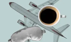 Flugzeugmodell, Schlafmaske und Kaffee – bereit für den Jetlag USA.