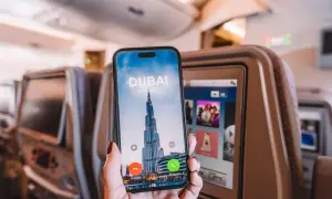 Ankunft in Dubai mit Emirates! Das Handy zeigt den Burj Khalifa und einen Anruf aus Dubai.