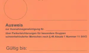 Oranger Parkausweis Berlin für Parkerleichterungen für Schwerbehinderte.