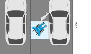 Zwei Autos parken nebeneinander. Ein Symbol zeigt einen Rollstuhlfahrer, der den Platz zwischen den Autos nutzt. Dies ist ein parkplatz behindertengerecht.
