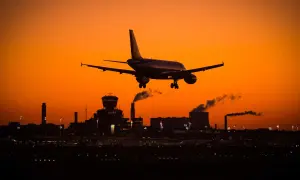Flugzeug landet bei Sonnenuntergang in Deutschland. Tipps gegen Jetlag USA nach Deutschland: Anpassung der Schlafenszeiten.