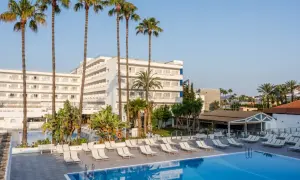 TUI Suneo Santa Ponsa: Ein Hotel mit Pool und Palmen, bereit für sonnige Tage.