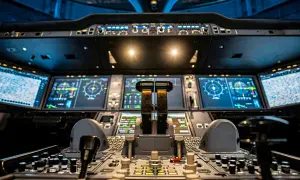 Moderne Cockpit-Instrumente von Airlines, bereit für den nächsten Flug.