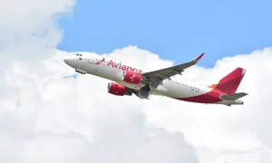 Ein Avianca-Flugzeug steigt in den Himmel auf, umgeben von Wolken. Manche sagen, es sei das unsicherste Flugzeug der Welt, aber es sieht doch ziemlich stabil aus.
