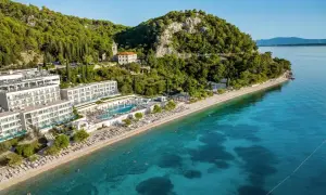 Traumhafter TUI Blue Adriatic Beach mit kristallklarem Wasser, weißen Hotels und grünen Hügeln. Ein Paradies zum Entspannen.