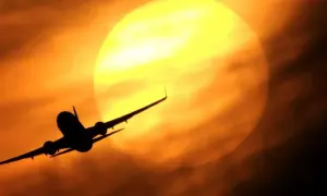 Flugzeug im Gegenlicht der Sonne, das zeigt, dass sich Meilen sammeln für solche Erlebnisse lohnt.