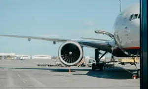 Großes Flugzeug mit geöffneter Ladeluke und Triebwerk auf dem Rollfeld. Bald geht es los, um mit dem Flugzeug fliegen zu können.