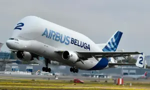 Das Airbus Beluga Flugzeug hebt vom Boden ab.