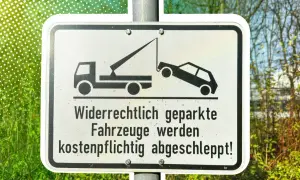 Achtung! Widerrechtlich geparkte Fahrzeuge werden kostenpflichtig abgeschleppt. Vermeiden Sie Strafen und teure Abschleppkosten.