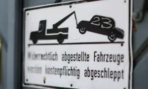 Schild: widerrechtlich abgestellte Fahrzeuge werden kostenpflichtig abgeschleppt. Informiert über auto abgeschleppt kosten pro tag.