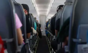 Blick in die Kabine eines Flugzeugs mit Passagieren auf ihren Sitzen. Die Wahrscheinlichkeit eines Flugzeugabsturzes ist extrem gering, aber die Enge hier lässt einen über alles nachdenken.