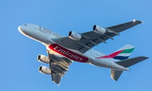 Emirates A380 steigt auf, bereit für den Dubai Airport Transit.