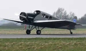 Junkers F 13, das erste Passagierflugzeug Deutschlands, rollt auf dem Rollfeld.