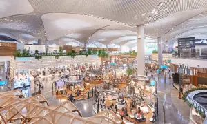 Helle, moderne Einkaufsbereiche im Istanbul Flughafen mit vielen Geschäften und Menschen.