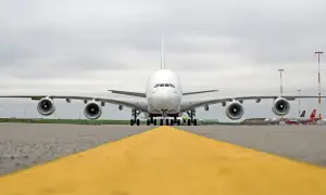Ein riesiger Airbus A380 steht auf dem Rollfeld. Der Tankinhalt dieses Giganten ist enorm, bereit für lange Flüge.