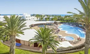 Ein sonniger Urlaubstag im Bakour Lanzarote Splash Resort. Palmen säumen den Poolbereich, der zum Planschen einlädt.