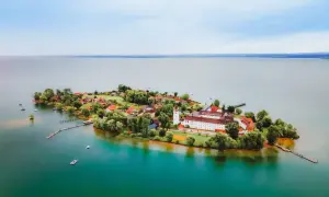 Inselkloster mit roten Dächern, umgeben von türkisfarbenem Wasser. Perfekt für kurztrip ideen mit auto.