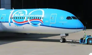 KLM feiert 100 Jahre. Ein Flugzeug der Royal Dutch Airlines, "Orange Blossom", wird geschleppt. Die Bedeutung von KLM ist hier klar: eine stolze Luftfahrtgeschichte.