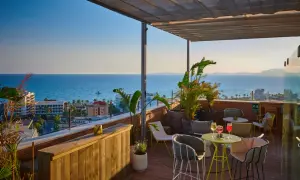 Entspannter Abend auf einer Dachterrasse mit Meerblick, ideal für einen Drink im pabisa bali.