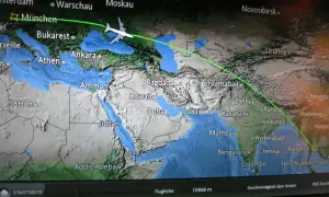 Flugroute von München nach Bangkok. Die Frage "wie lange fliegt man nach Thailand" wird durch die angezeigte Flugbahn über Asien beantwortet.