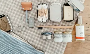 Kosmetik urlaub liste: Rasierer, Seife, Wattestäbchen, Zahnbürste, Cremetiegel und Rosenöl für die Reiseapotheke.