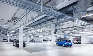 Moderne Tiefgarage mit Autos. Die Kosten für das Parken im Quadrat sind hier nicht ersichtlich, aber die Infrastruktur ist gut ausgebaut.