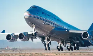 Ein Jumbo Jet 747 hebt ab, seine vier Triebwerke dröhnen.