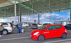 Am Flughafen Berlin Brandenburg Willy Brandt parken Autos. Die Kosten für das Parken sind hier nicht ersichtlich, aber die An- und Abfahrt ist gut organisiert.