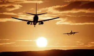 Zwei Flugzeuge im Sonnenuntergang, bereit für den Start. Ein Gefühl von Freiheit, wie ein blind ticket in den Himmel.
