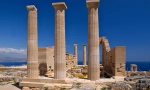 Majestätische Säulen der Akropolis von Lindos auf Rhodos, mit Blick auf das tiefblaue Meer.