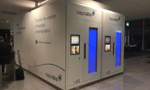Schlaf- und Arbeitskabinen von napcabs am Flughafen München. Ideal für Reisende, die Ruhe oder einen Arbeitsplatz suchen.