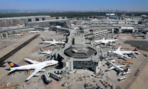 Frankfurt Airport: die schiere Größe des Frankfurter Flughafens wird durch zahlreiche Flugzeuge und Gebäude auf dem Rollfeld deutlich.