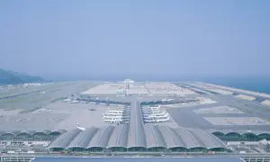 Großer Flughafen mit vielen Flugzeugen, Terminals und Landebahnen. Ein Blick auf Chek Lap Kok, HK.