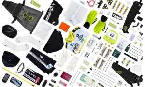 Umfangreiche fahrradtour packliste: Bikepacking-Taschen, Kleidung, Handschuhe, Werkzeug, Verpflegung und Erste-Hilfe-Artikel für lange Touren.