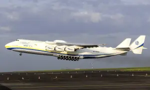 Die Antonov An-225 hebt ab. Ein beeindruckendes Flugzeug, das zeigt, wie viel wiegt ein Flugzeug dieser Größe – über 600 Tonnen!