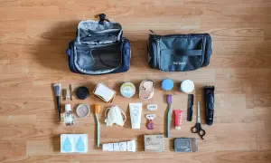 Reise-Kulturbeutel und Pflegeartikel für die perfekte backpacking packliste: Zahnbürste, Rasierer, Kamm, Schere, Cremes und mehr.