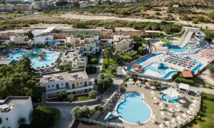 TUI Kids Club Atlantica Mikri Poli Rhodos: Wasserrutschen, Pools und Liegen laden zum Badespaß ein.