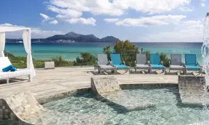 Entspannter Urlaub im TUI Kids Club Playa Garden: Liegen, Pool mit Wasserspiel und Meerblick.