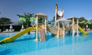 Wasserspaß im TUI Kids Club Protur Safari: Rutschen, Planschen und ein tropischer Wasserfall sorgen für Abenteuer.