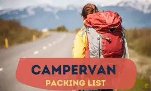 Frau mit Rucksack auf einsamer Straße in Norwegen. Campervan Packliste für das Abenteuer.
